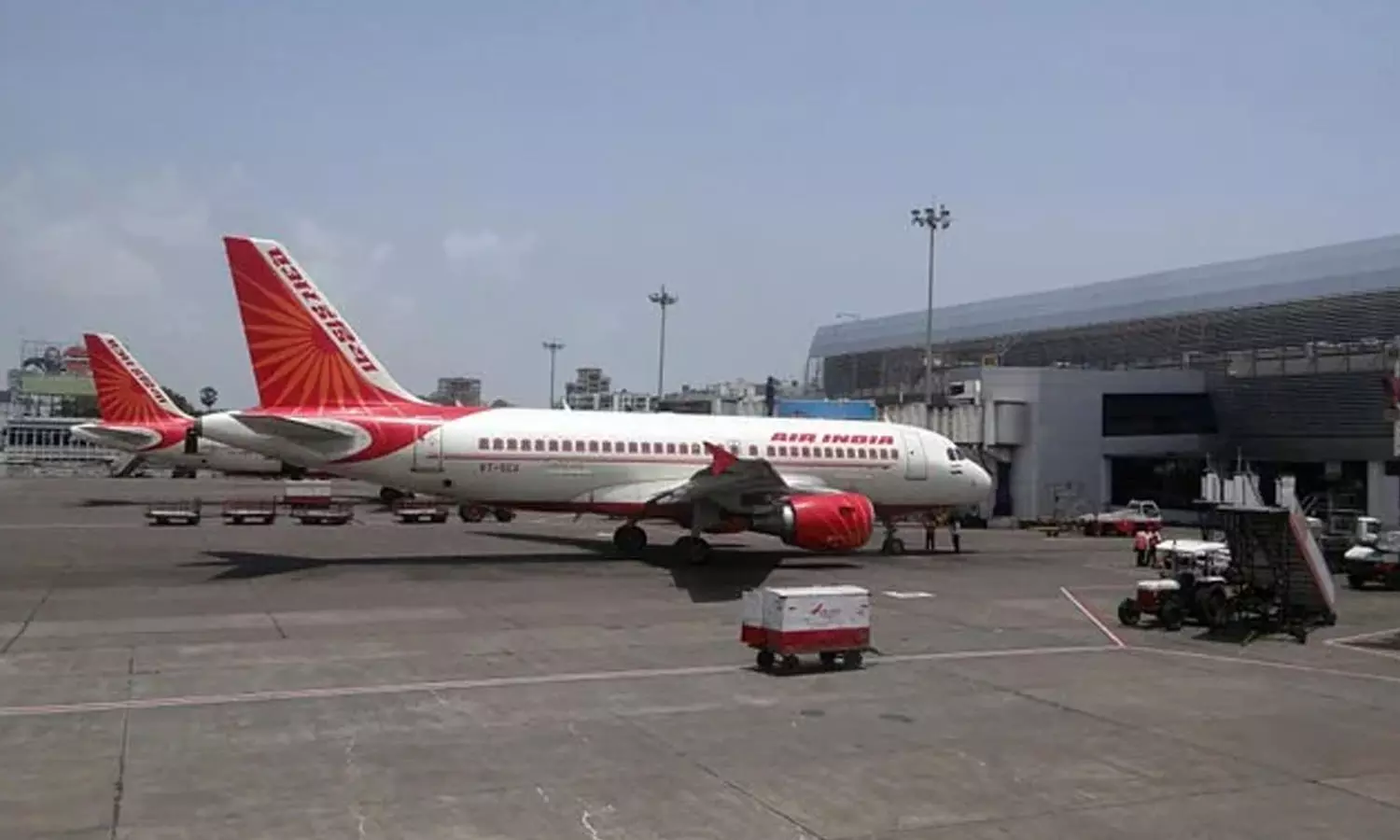 ടേക്ക് ഓഫിനു മുൻപ് എയർ ഇന്ത്യ വിമാനം ടോ ട്രാക്ടറുമായി ഇടിച്ചു;  അന്വേഷണത്തിനുത്തരവിട്ട് ഡിജിസിഎ