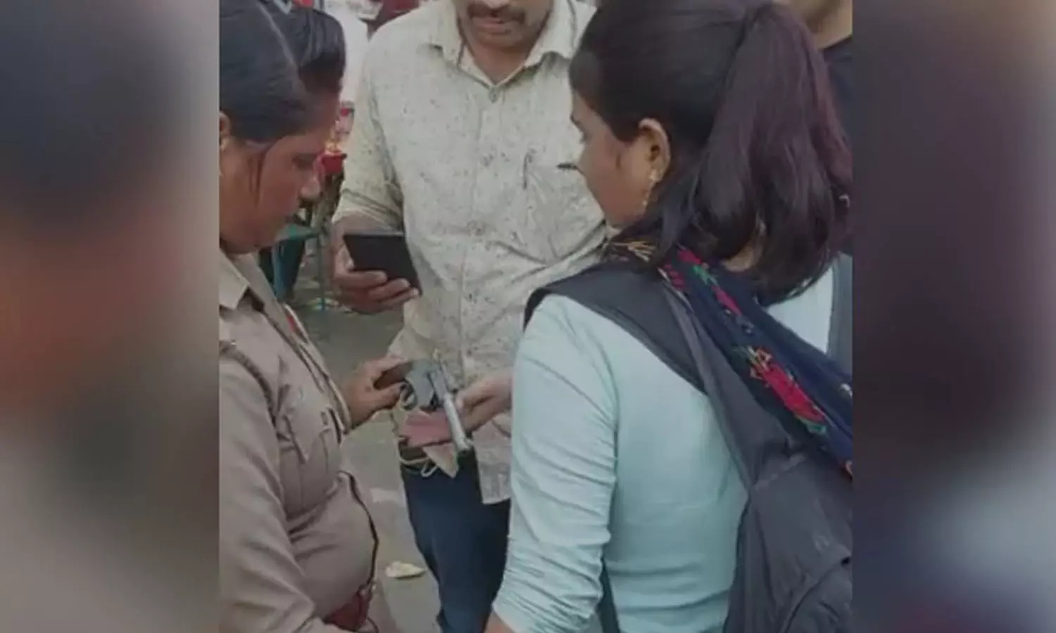 യുപിയിൽ നാടൻതോക്ക് കൈവശം വെച്ച അധ്യാപിക അറസ്റ്റിൽ യുപിയിൽ നാടൻതോക്ക് കൈവശം വെച്ച അധ്യാപിക അറസ്റ്റിൽ