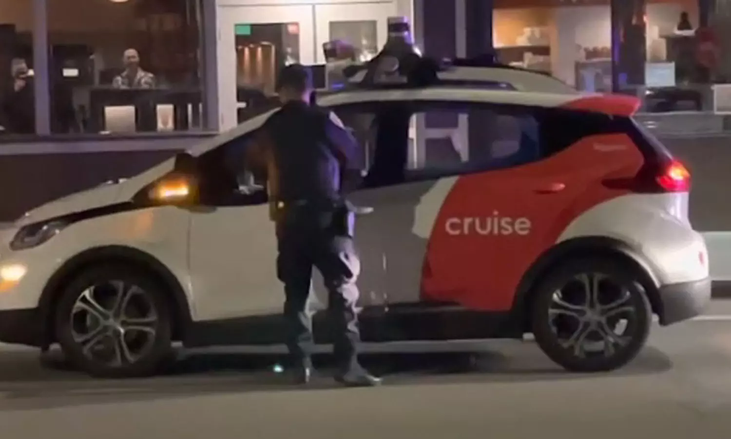 ലൈറ്റിടാതെ ഓടിച്ച കാറിൽ ഡ്രൈവറില്ല; അർധരാത്രിയില്‍  പരിഭ്രാന്തരായി പൊലീസ്