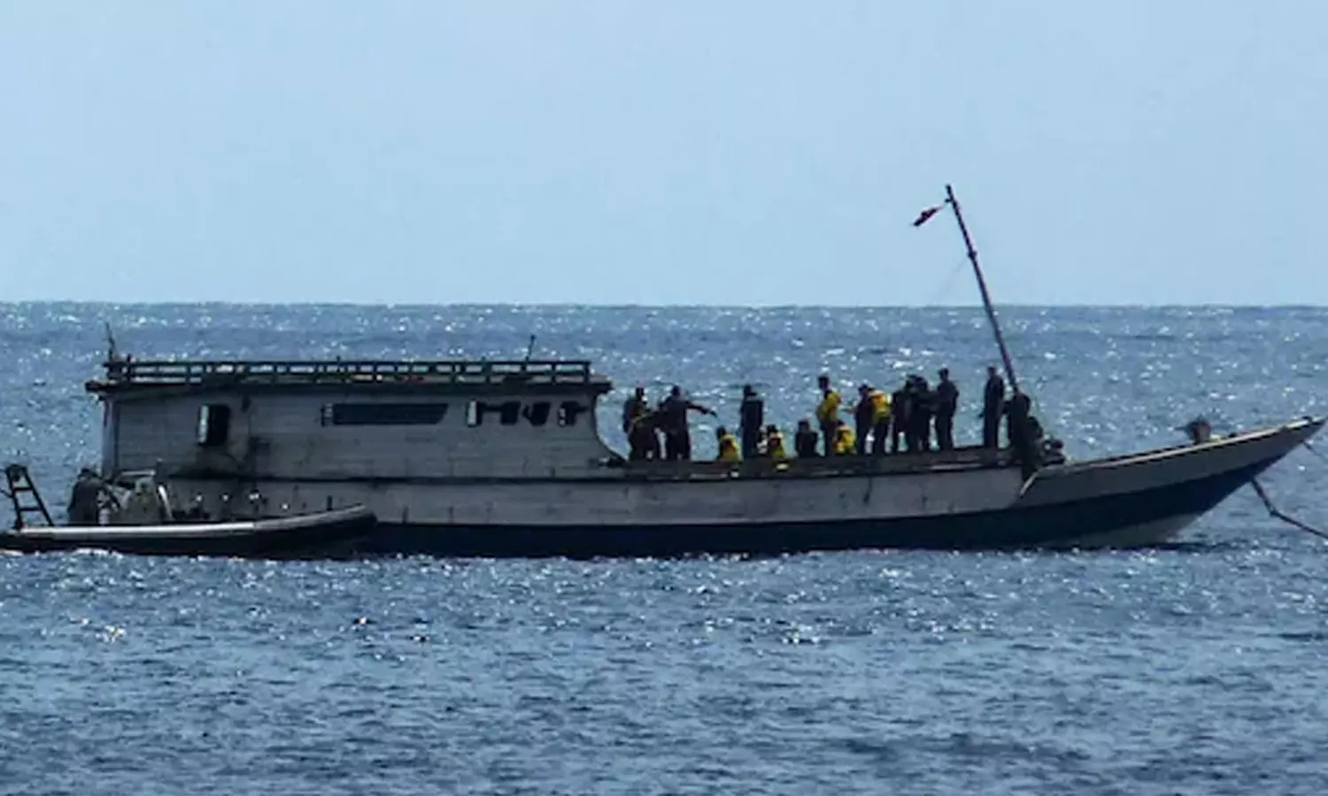 അതിജീവിക്കണം: ജീവൻ പണയപ്പെടുത്തി ശ്രീലങ്കൻ അഭയാർത്ഥികൾ ഇന്ത്യയിലേക്ക് അതിജീവിക്കണം: ജീവൻ പണയപ്പെടുത്തി ശ്രീലങ്കൻ അഭയാർത്ഥികൾ ഇന്ത്യയിലേക്ക്