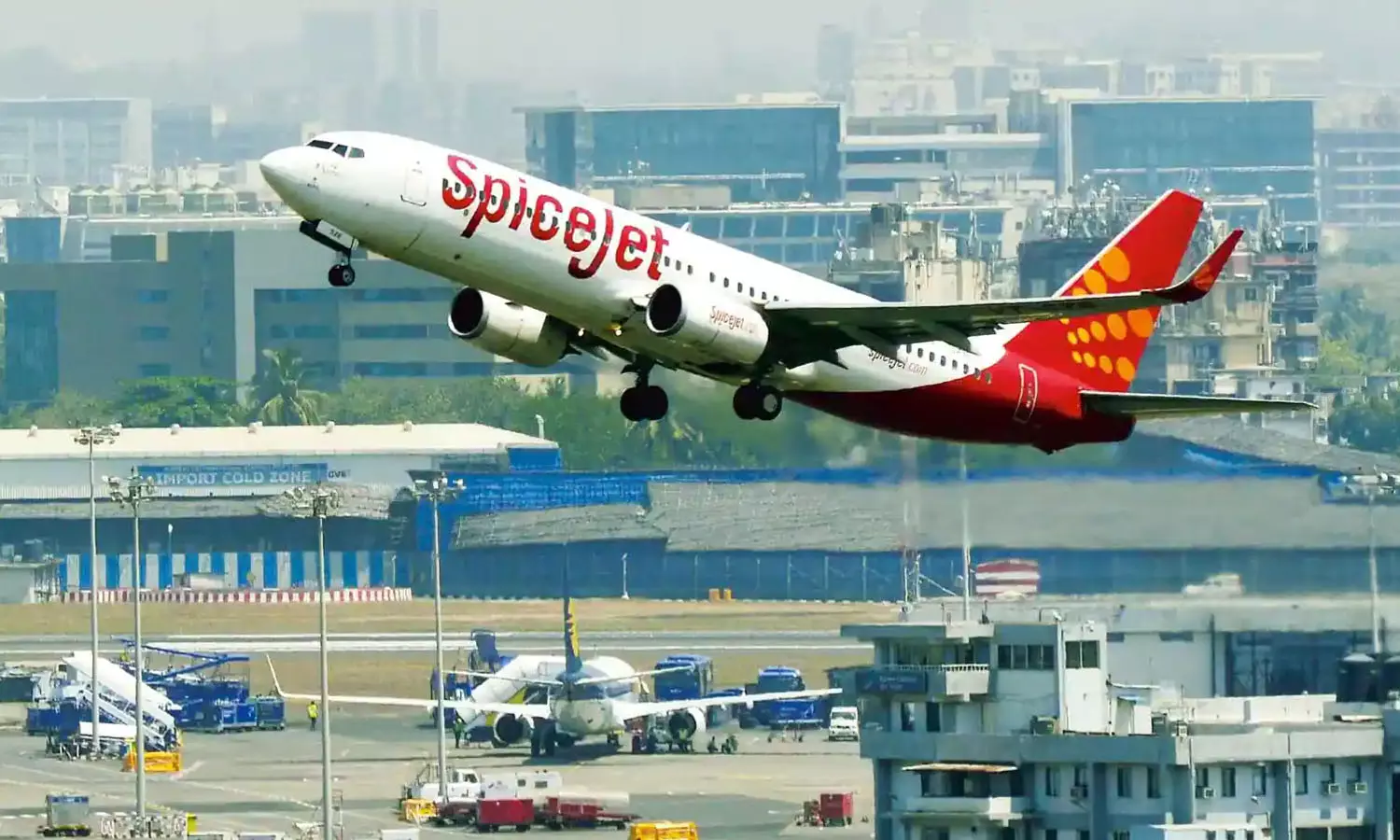 ശരിയായ പരിശീലനമില്ല; സ്പൈസ്ജെറ്റിന്റെ 90 പൈലറ്റുമാർക്ക് വിലക്ക്