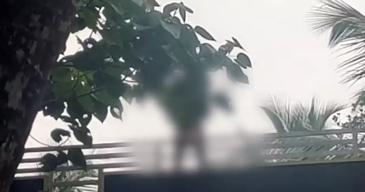 കുഞ്ഞിന്റെ കഴുത്തിൽ കത്തിവെച്ച് പിതാവ് വീട്ടിനുമുകളിൽ കയറി; അഞ്ചരമണിക്കൂറിനൊടുവിൽ പൊലീസും ഫയർഫോഴ്‌സും ചേർന്ന് താഴെയിറക്കി