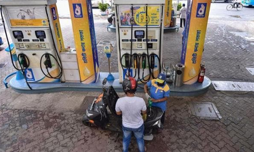 ഇന്ധന നികുതി കുറച്ചതിലെ നഷ്ടം; പമ്പുടമകൾക്ക് നഷ്ടമായത് ലക്ഷങ്ങൾ,  എണ്ണക്കമ്പനികൾ പണം നൽകുന്നില്ലെന്ന് പരാതി