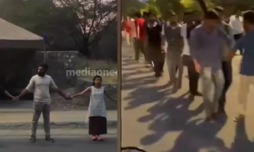 ജെ.എൻ.യുവിൽ വിദ്യാർഥികളുടെ മനുഷ്യ ചങ്ങല; സർവകലാശാല അധികൃതരുടെ നിലപാടിൽ പ്രതിഷേധം ശക്തമാകുന്നു ജെ.എൻ.യുവിൽ വിദ്യാർഥികളുടെ മനുഷ്യ ചങ്ങല; സർവകലാശാല അധികൃതരുടെ നിലപാടിൽ പ്രതിഷേധം ശക്തമാകുന്നു