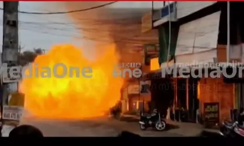 ഗ്യാസ് സ്റ്റൗ സർവീസ് സെന്ററിൽ പാചകവാതക സിലിണ്ടറുകൾ പൊട്ടിത്തെറിച്ചു ഗ്യാസ് സ്റ്റൗ സർവീസ് സെന്ററിൽ പാചകവാതക സിലിണ്ടറുകൾ പൊട്ടിത്തെറിച്ചു