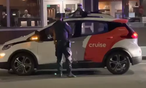 ലൈറ്റിടാതെ ഓടിച്ച കാറിൽ ഡ്രൈവറില്ല; അർധരാത്രിയില്‍  പരിഭ്രാന്തരായി പൊലീസ്