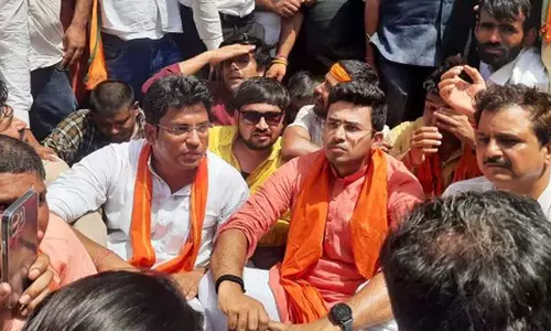 കരൗളിയിലേക്ക് ബി.ജെ.പി യുവമോർച്ച മാർച്ച്; തേജസ്വി സൂര്യയെ പൊലീസ് അതിര്ത്തിയില് തടഞ്ഞു കരൗളിയിലേക്ക് ബി.ജെ.പി യുവമോർച്ച മാർച്ച്; തേജസ്വി സൂര്യയെ പൊലീസ് അതിര്ത്തിയില് തടഞ്ഞു