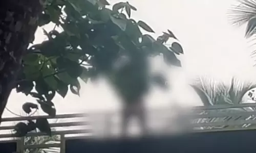 കുഞ്ഞിന്റെ കഴുത്തിൽ കത്തിവെച്ച് പിതാവ് വീട്ടിനുമുകളിൽ കയറി; അഞ്ചരമണിക്കൂറിനൊടുവിൽ പൊലീസും ഫയർഫോഴ്‌സും ചേർന്ന് താഴെയിറക്കി