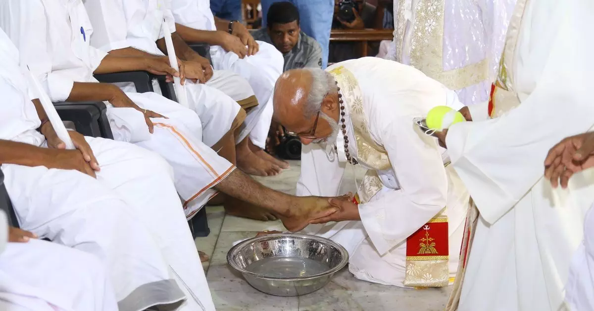 അന്ത്യ അത്താഴ സ്മരണയില് ഇന്ന് പെസഹ വ്യാഴം; ദേവാലയങ്ങളിൽ പ്രത്യേക പ്രാർഥനകളും കാൽകഴുകൽ ശുശ്രൂഷയും അന്ത്യ അത്താഴ സ്മരണയില് ഇന്ന് പെസഹ വ്യാഴം; ദേവാലയങ്ങളിൽ പ്രത്യേക പ്രാർഥനകളും കാൽകഴുകൽ ശുശ്രൂഷയും