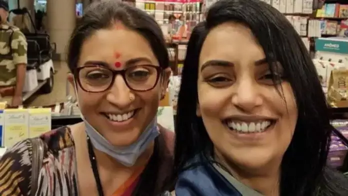 അവരിപ്പോൾ പഴയ സഹപ്രവർത്തകയല്ല,​ കേന്ദ്രമന്ത്രിയാണ്; സ്മൃതി ഇറാനിക്കൊപ്പം ശ്വേത മേനോൻ