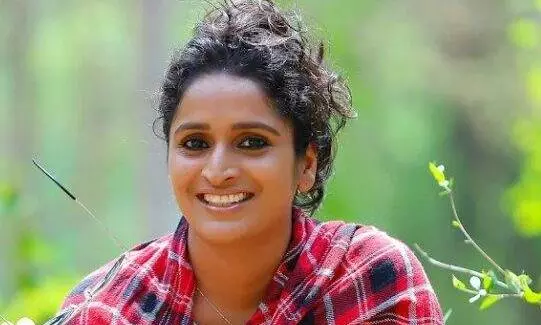 വഴിതെറ്റി നഗരത്തില്‍ കുടുങ്ങിയ ഭാര്യയെയും കുഞ്ഞിനെയും തിരക്കിയിറങ്ങിയ ഭർത്താവ് കുഴഞ്ഞുവീണു; രക്ഷകയായി സുരഭി ലക്ഷ്മി