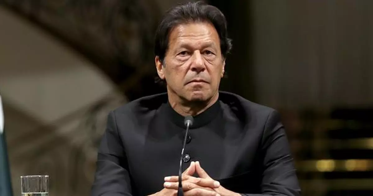 മുൻ പാക് പ്രധാനമന്ത്രിയും ക്രിക്കറ്ററുമായ ഇംറാൻ ഖാന്‌ വെടിയേറ്റു