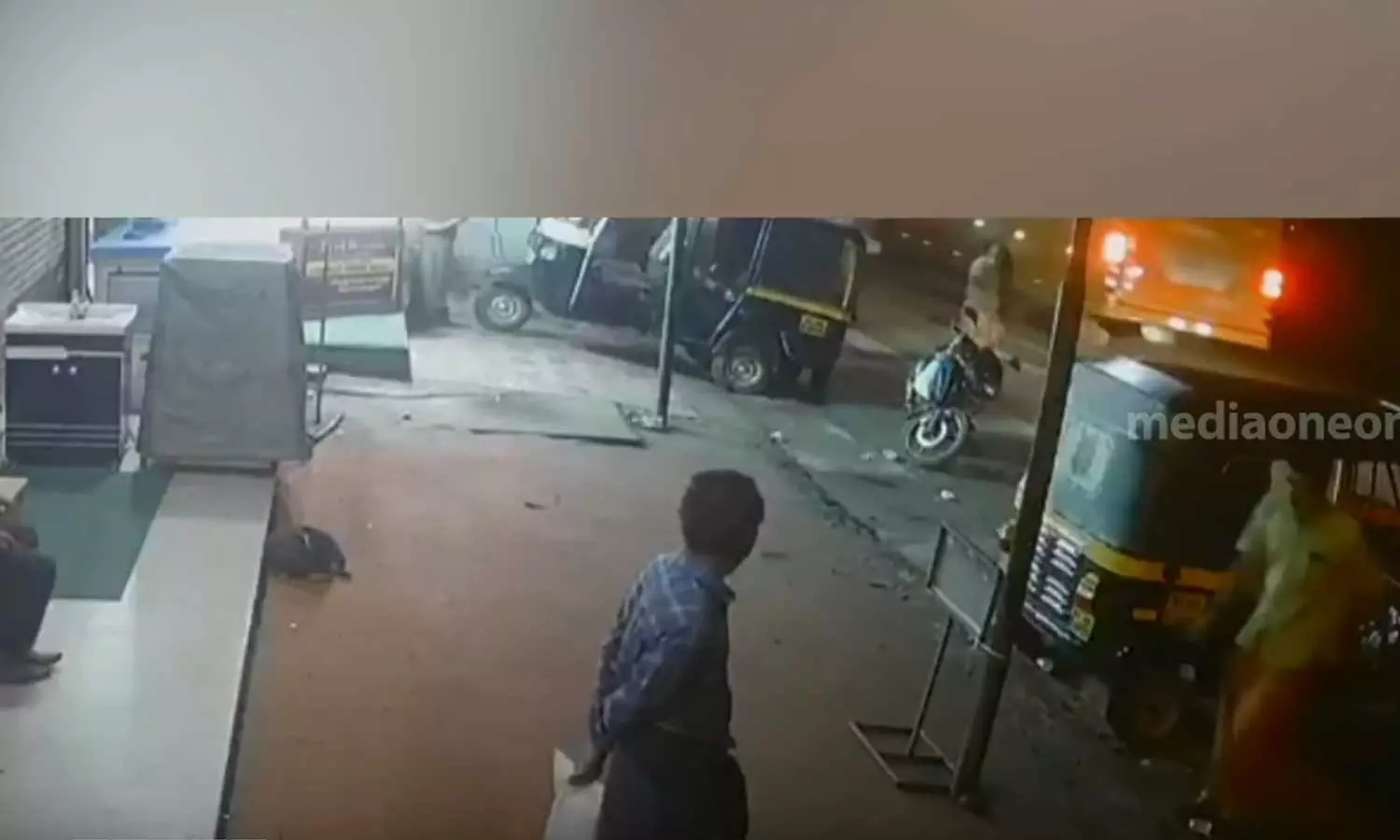 കുന്നംകുളത്ത് കാൽനട യാത്രക്കാരനെ ആദ്യം ഇടിച്ചത് സ്വിഫ്റ്റ് ബസല്ല, പിക്കപ്പ് വാൻ: സിസിടിവി ദൃശ്യം പുറത്ത് കുന്നംകുളത്ത് കാൽനട യാത്രക്കാരനെ ആദ്യം ഇടിച്ചത് സ്വിഫ്റ്റ് ബസല്ല, പിക്കപ്പ് വാൻ: സിസിടിവി ദൃശ്യം പുറത്ത്