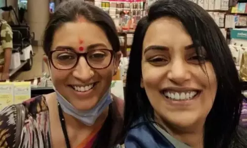 അവരിപ്പോൾ പഴയ സഹപ്രവർത്തകയല്ല,​ കേന്ദ്രമന്ത്രിയാണ്; സ്മൃതി ഇറാനിക്കൊപ്പം ശ്വേത മേനോൻ