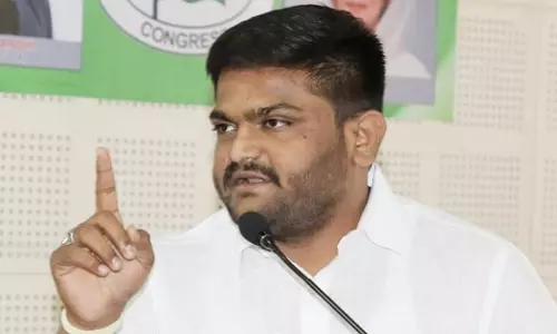 വന്ധ്യംകരണത്തിന് വിധേയനായ നവവരനെ പോലെ: കോണ്ഗ്രസ് നേതൃത്വത്തോട് ഇടഞ്ഞ് ഹാര്ദിക് പട്ടേല് വന്ധ്യംകരണത്തിന് വിധേയനായ നവവരനെ പോലെ: കോണ്ഗ്രസ് നേതൃത്വത്തോട് ഇടഞ്ഞ് ഹാര്ദിക് പട്ടേല്