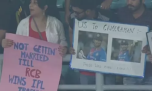 ആർ.സി.ബി കപ്പടിച്ചിട്ടേ കല്യാണമുള്ളൂ; വൈറലായി ആരാധികയുടെ ചിത്രം