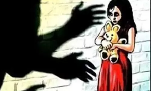 നാലുവയസുകാരിയെ അയൽവാസി ബലാത്സംഗം ചെയ്തു; 22 കാരനായി തെരച്ചിൽ