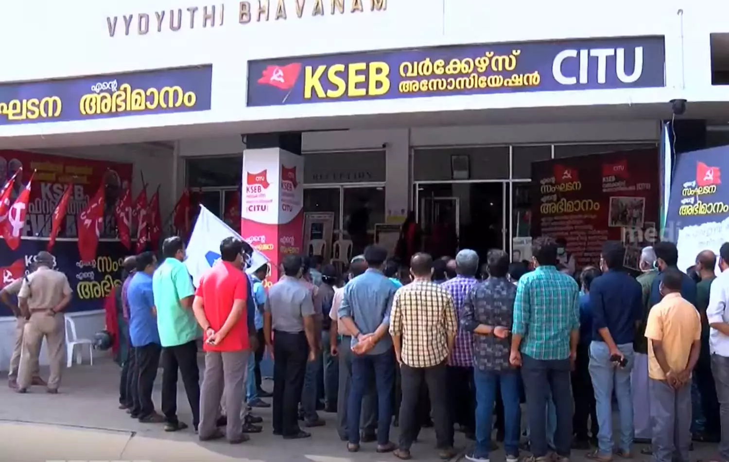 വിവിധ വകുപ്പുകളിലെ സി.ഐ.ടി.യു സമരം അവസാനിപ്പിക്കാൻ ഇടതുമുന്നണി വിവിധ വകുപ്പുകളിലെ സി.ഐ.ടി.യു സമരം അവസാനിപ്പിക്കാൻ ഇടതുമുന്നണി