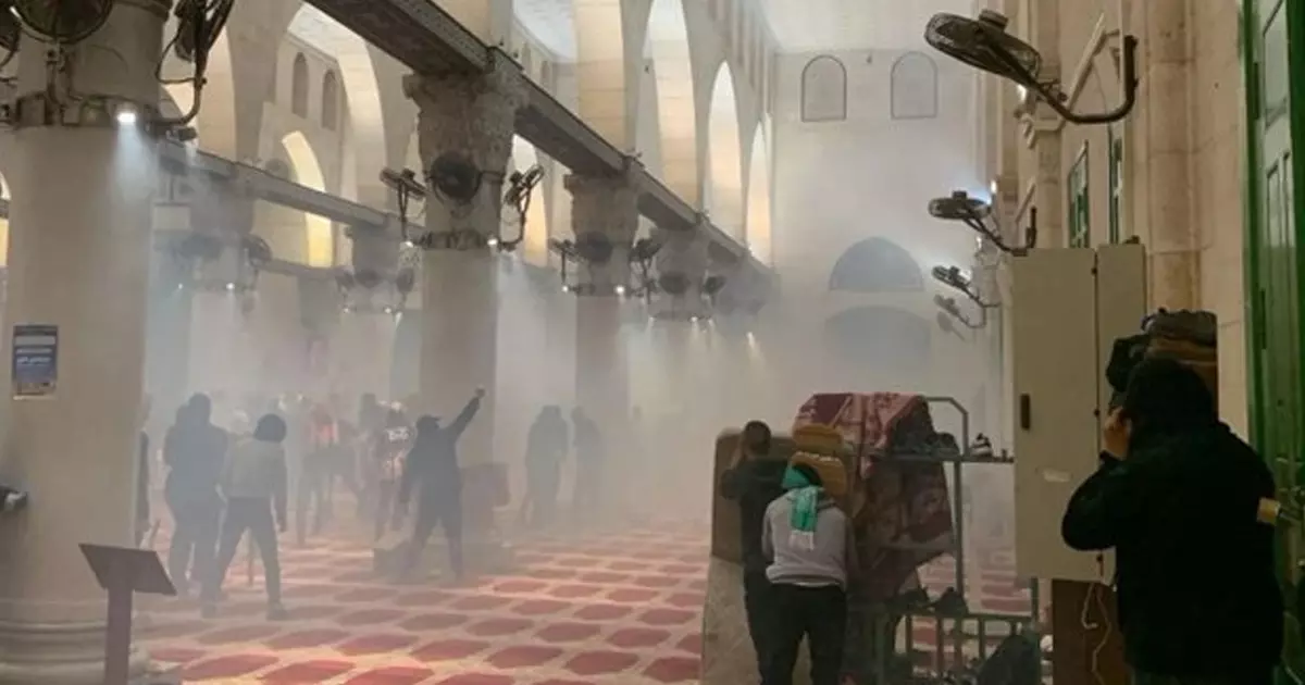 അൽ അഖ്സ പള്ളിയിൽ ഇസ്രയേൽ അതിക്രമം; 117 പേർക്ക്  പരിക്ക്, 400 പേർ അറസ്റ്റിൽ