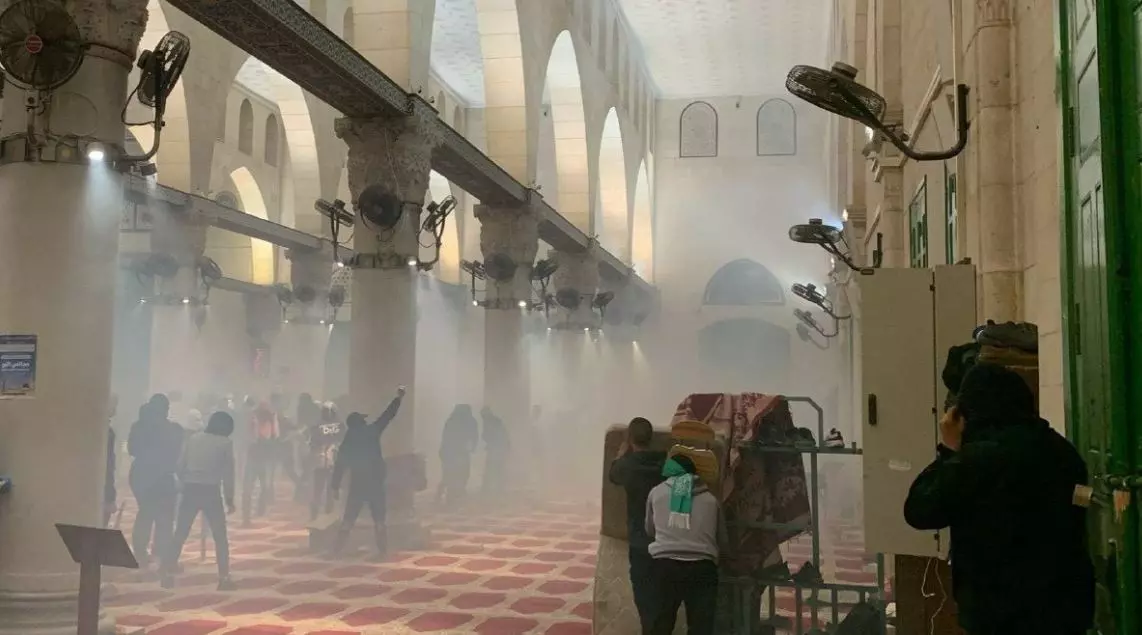 സുബഹി നമസ്‌കാരത്തിനിടെ ഇരച്ചുകയറി; വിശ്വാസികൾക്കുനേരെ തുരുതുരാ വെടിയുതിർത്തു, പള്ളി കുരുതിക്കളമാക്കി- അൽഅഖ്‌സ പള്ളിയിലെ ഇസ്രായേൽ നരനായാട്ട്