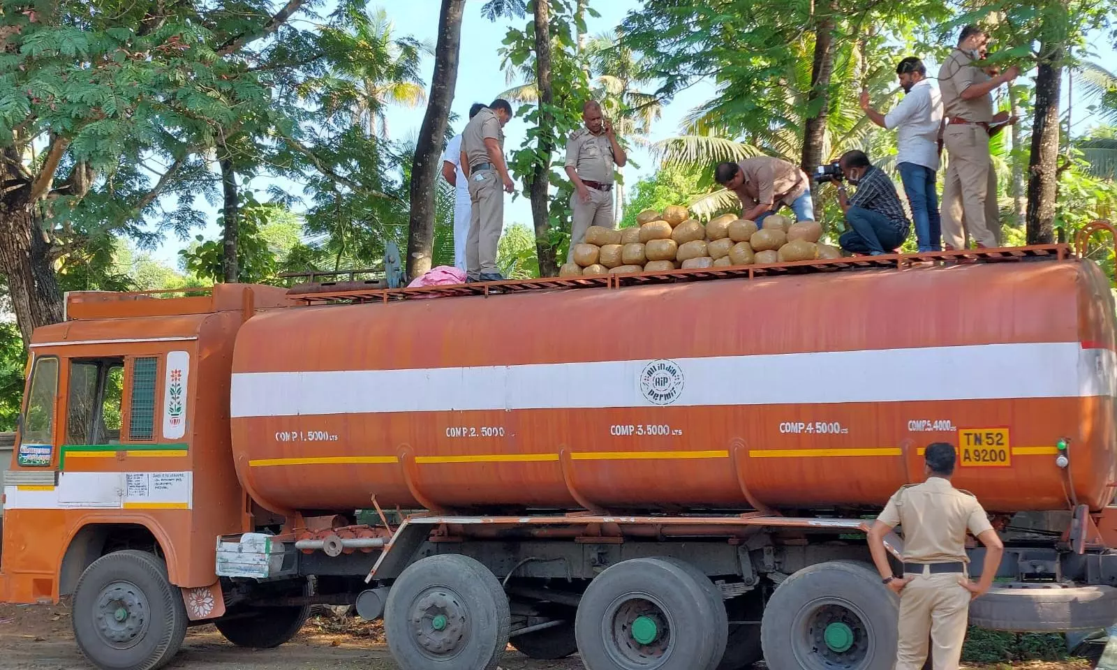 എറണാകുളത്ത് 300 കിലോ കഞ്ചാവ് പിടികൂടി എറണാകുളത്ത് 300 കിലോ കഞ്ചാവ് പിടികൂടി