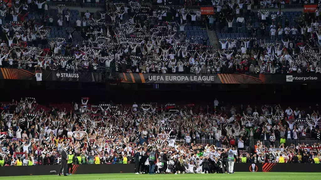 ക്യാംപ് നൗ നിറയെ ഫ്രാങ്ക്ഫർട്ട് ആരാധകർ; നാണക്കേടെന്ന് ബാഴ്സ പ്രസിഡന്റ് ക്യാംപ് നൗ നിറയെ ഫ്രാങ്ക്ഫർട്ട് ആരാധകർ; നാണക്കേടെന്ന് ബാഴ്സ പ്രസിഡന്റ്