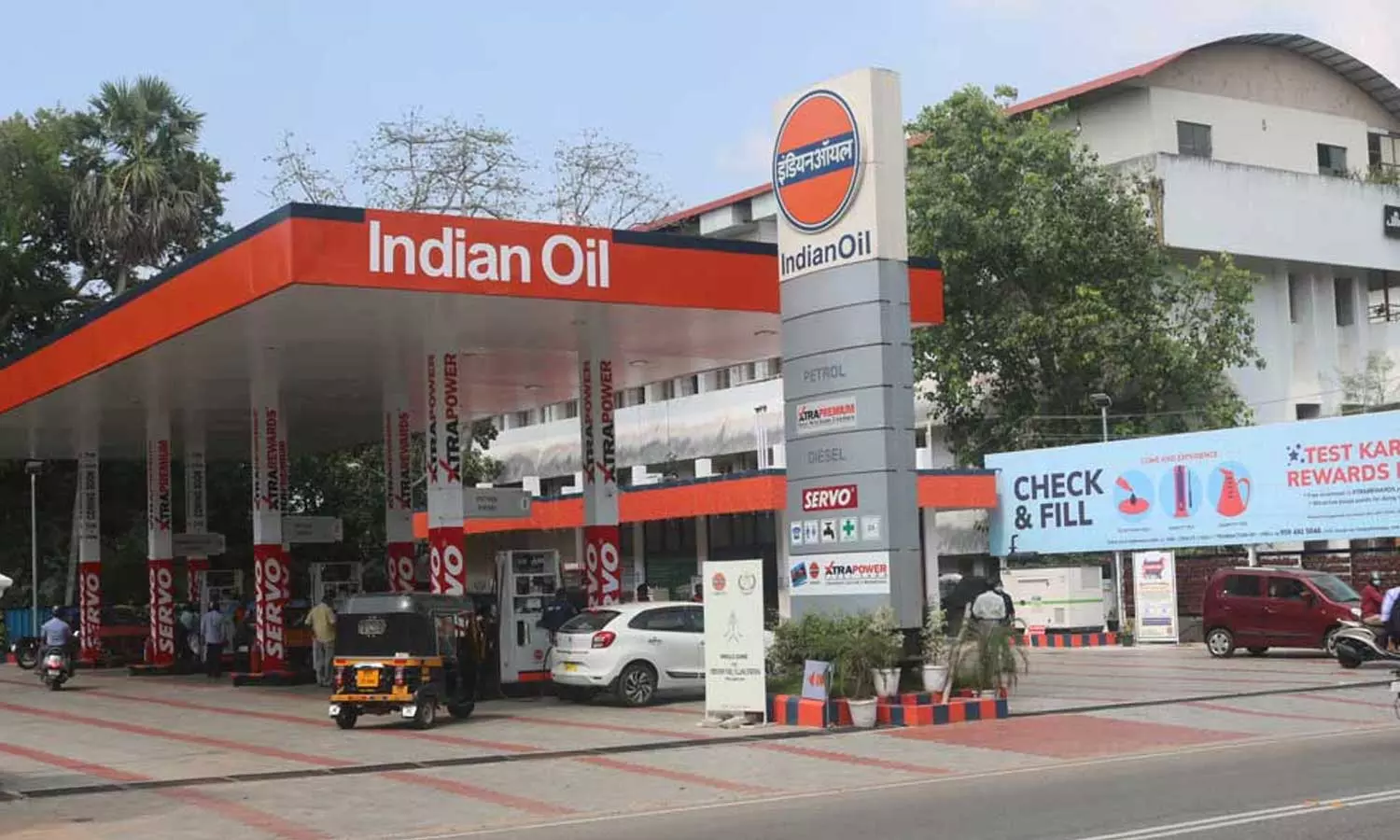 ഒരു ലിറ്റർ പെട്രോളിന് ഒരു രൂപ; ആൾക്കൂട്ടത്തെ നിയന്ത്രിക്കാനാവാതെ വലഞ്ഞ് പൊലീസ്