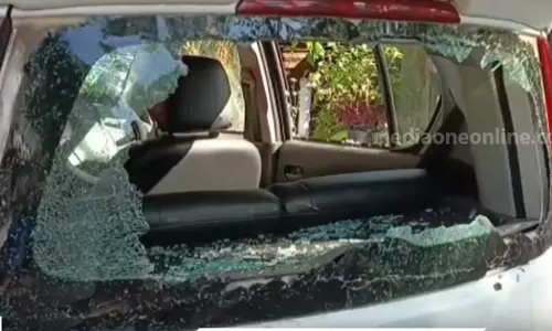 വീട്ടുമുറ്റത്ത് നിർത്തിയിട്ട സൈനികന്റെ കാർ തകർത്ത നിലയിൽ