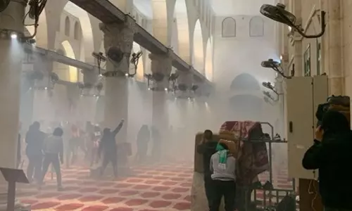 അൽ അഖ്സ പള്ളിയിൽ ഇസ്രയേൽ അതിക്രമം; 117 പേർക്ക്  പരിക്ക്, 400 പേർ അറസ്റ്റിൽ