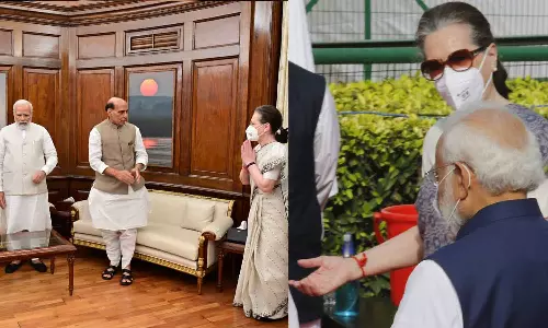 കൂളിങ് ഗ്ലാസിൽ സോണിയ, മാസ്‌കിൽ മോദി; വൈറലായി ചിത്രം