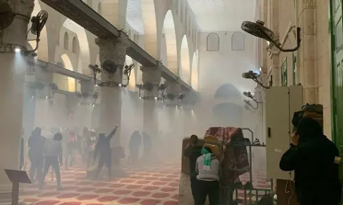 സുബഹി നമസ്‌കാരത്തിനിടെ ഇരച്ചുകയറി; വിശ്വാസികൾക്കുനേരെ തുരുതുരാ വെടിയുതിർത്തു, പള്ളി കുരുതിക്കളമാക്കി- അൽഅഖ്‌സ പള്ളിയിലെ ഇസ്രായേൽ നരനായാട്ട്