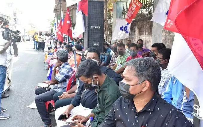 കെ.എസ്.ഇ.ബി സമരത്തിൽ വെട്ടിലായി സി.ഐ.ടി.യു കെ.എസ്.ഇ.ബി സമരത്തിൽ വെട്ടിലായി സി.ഐ.ടി.യു