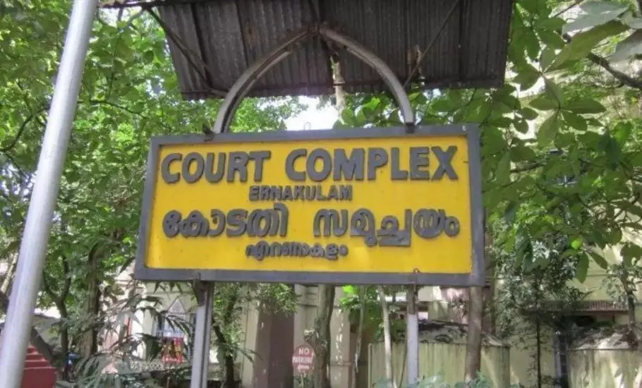 നടിയെ ആക്രമിച്ച ദൃശ്യങ്ങൾ ചോർന്ന സംഭവം: കോടതി ജീവനക്കാരനെ ചോദ്യം ചെയ്യാന് അനുമതി നടിയെ ആക്രമിച്ച ദൃശ്യങ്ങൾ ചോർന്ന സംഭവം: കോടതി ജീവനക്കാരനെ ചോദ്യം ചെയ്യാന് അനുമതി