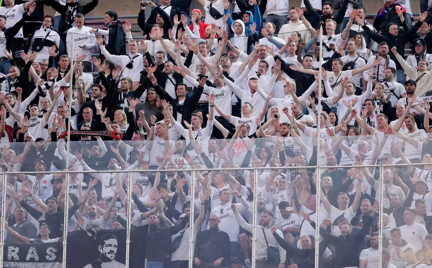 എതിർടീം ആരാധകർ ക്യാംപ്നൗ കയ്യേറി; ടിക്കറ്റ് പോളിസി മാറ്റാൻ ബാഴ്സലോണ എതിർടീം ആരാധകർ ക്യാംപ്നൗ കയ്യേറി; ടിക്കറ്റ് പോളിസി മാറ്റാൻ ബാഴ്സലോണ