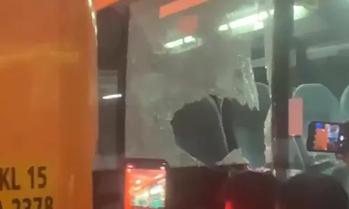 കോഴിക്കോട് സ്റ്റാൻഡിൽ കെ സ്വിഫ്റ്റ് ബസ് ഇടിച്ച് ലോഫ്ലോർ ബസിന്റെ ചില്ല് തകർന്നു