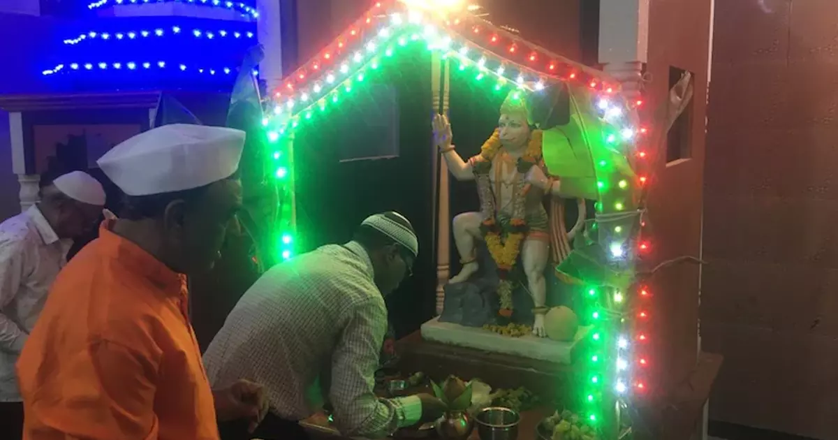 ഹനുമാന് ജയന്തി ആഘോഷവും ഇഫ്താര് വിരുന്നുമെല്ലാം ഒരുമിച്ച്; വിദ്വേഷത്തിനിവിടെ ഇടമില്ല ഹനുമാന് ജയന്തി ആഘോഷവും ഇഫ്താര് വിരുന്നുമെല്ലാം ഒരുമിച്ച്; വിദ്വേഷത്തിനിവിടെ ഇടമില്ല