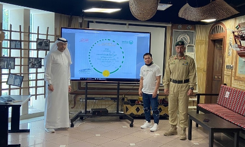 സത്യസന്ധതയുടെ പേരില് പ്രവാസികള്ക്ക് ദുബൈ പൊലീസിന്റെ ആദരം സത്യസന്ധതയുടെ പേരില് പ്രവാസികള്ക്ക് ദുബൈ പൊലീസിന്റെ ആദരം