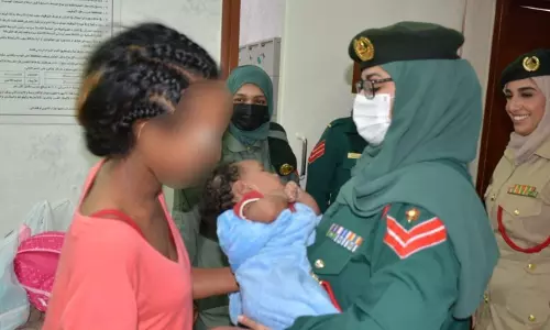 തടവുകാരിയുടെ 3 മാസം പ്രായമുള്ള കുഞ്ഞിനെ   അമ്മയോടൊപ്പം ചേര്‍ത്ത് ദുബൈ പൊലീസ്