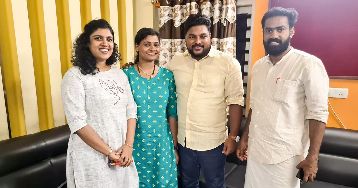 ഷെജിനും ജോയ്സ്നയും ഡി.വൈ.എഫ്.ഐ ആസ്ഥാനത്ത്; സ്വീകരിച്ച് ചിന്ത ജെറോമും സനോജും ഷെജിനും ജോയ്സ്നയും ഡി.വൈ.എഫ്.ഐ ആസ്ഥാനത്ത്; സ്വീകരിച്ച് ചിന്ത ജെറോമും സനോജും