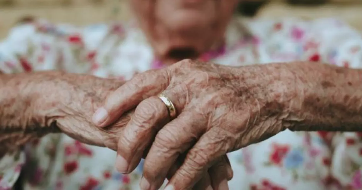 അമ്മയെ 10 വർഷത്തോളം പൂട്ടിയിട്ട റിട്ട.പൊലീസ് ഇൻസ്പെക്ടർക്കും സഹോദരനുമെതിരെ കേസ് അമ്മയെ 10 വർഷത്തോളം പൂട്ടിയിട്ട റിട്ട.പൊലീസ് ഇൻസ്പെക്ടർക്കും സഹോദരനുമെതിരെ കേസ്