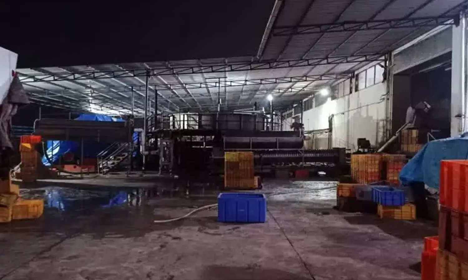 മംഗളൂരുവിൽ മത്സ്യ സംസ്കരണ ശാലയിൽ വിഷ വാതകം ശ്വസിച്ച് അഞ്ച് തൊഴിലാളികൾ മരിച്ചു മംഗളൂരുവിൽ മത്സ്യ സംസ്കരണ ശാലയിൽ വിഷ വാതകം ശ്വസിച്ച് അഞ്ച് തൊഴിലാളികൾ മരിച്ചു