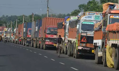 ഇന്ധനവിലയും അവശ്യവസ്തുക്കളുടെ വിലയും കുതിക്കുന്നു;  ശ്രീലങ്കക്ക് പിന്നാലെ നേപ്പാളിലും പ്രതിസന്ധി