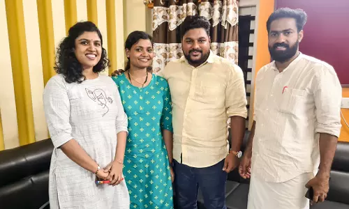 ഷെജിനും ജോയ്സ്നയും ഡി.വൈ.എഫ്.ഐ ആസ്ഥാനത്ത്; സ്വീകരിച്ച് ചിന്ത ജെറോമും സനോജും ഷെജിനും ജോയ്സ്നയും ഡി.വൈ.എഫ്.ഐ ആസ്ഥാനത്ത്; സ്വീകരിച്ച് ചിന്ത ജെറോമും സനോജും