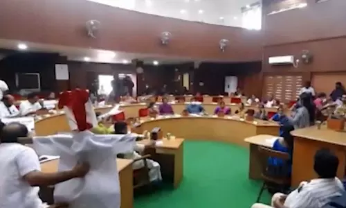 തൃശൂർ മേയർ എം.കെ വർഗീസിനെതിരെ എടുത്ത വധശ്രമക്കേസ് റദ്ദാക്കണമെന്ന് പൊലീസ്