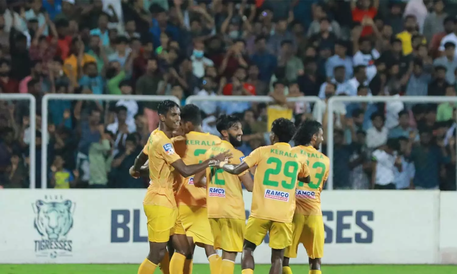 23,180 പേർ! സന്തോഷ് ട്രോഫിയില് കേരളത്തിന്റെ രണ്ടാം മത്സരത്തിലും മഞ്ചേരി പതിവ് തെറ്റിച്ചില്ല 23,180 പേർ! സന്തോഷ് ട്രോഫിയില് കേരളത്തിന്റെ രണ്ടാം മത്സരത്തിലും മഞ്ചേരി പതിവ് തെറ്റിച്ചില്ല