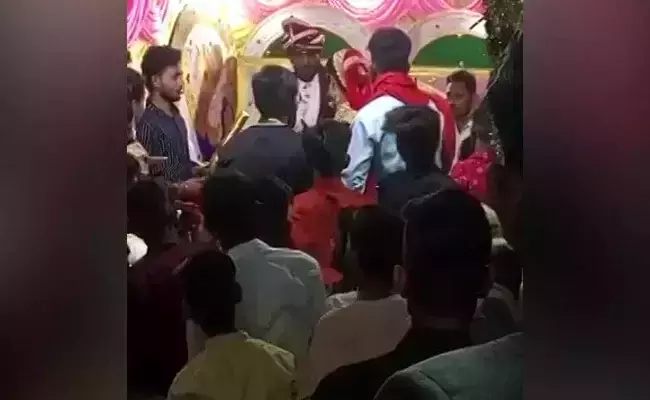 മാലയിടാനൊരുങ്ങിയ വരന്‍റെ കരണത്തടിച്ച വധു വിവാഹ വേദിയില്‍ നിന്നും ഇറങ്ങിപ്പോയി; അന്തംവിട്ടു മണവാളനും കൂട്ടരും, വീഡിയോ