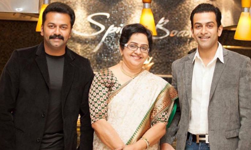 രാജുവിന്‍റെ ലംബോര്‍ഗിനിയില്‍ കയറിയപ്പോള്‍ ഇറങ്ങാന്‍ ക്രയിന്‍ വേണ്ടിവരുമോ എന്നു തോന്നിപ്പോയി; പൃഥ്വിരാജിന്‍റെ വാഹനകമ്പത്തെക്കുറിച്ച് മല്ലിക സുകുമാരന്‍