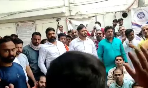 രേഖകളില്ലാതെ ബൈക്കോടിച്ച പ്രചാരകിനെ പൊലീസ് പിടിച്ചു; സ്റ്റേഷൻ ഉപരോധിച്ച് ആർ.എസ്.എസ് പ്രവർത്തകർ