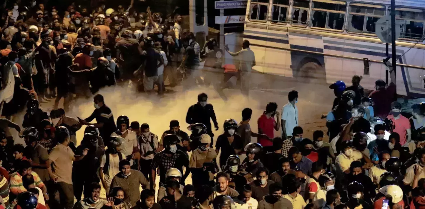 ശ്രീലങ്കയില് പ്രതിഷേധക്കാര്ക്ക് നേരെ പൊലീസ് വെടിവെപ്പ്; ഒരാള് മരിച്ചു ശ്രീലങ്കയില് പ്രതിഷേധക്കാര്ക്ക് നേരെ പൊലീസ് വെടിവെപ്പ്; ഒരാള് മരിച്ചു