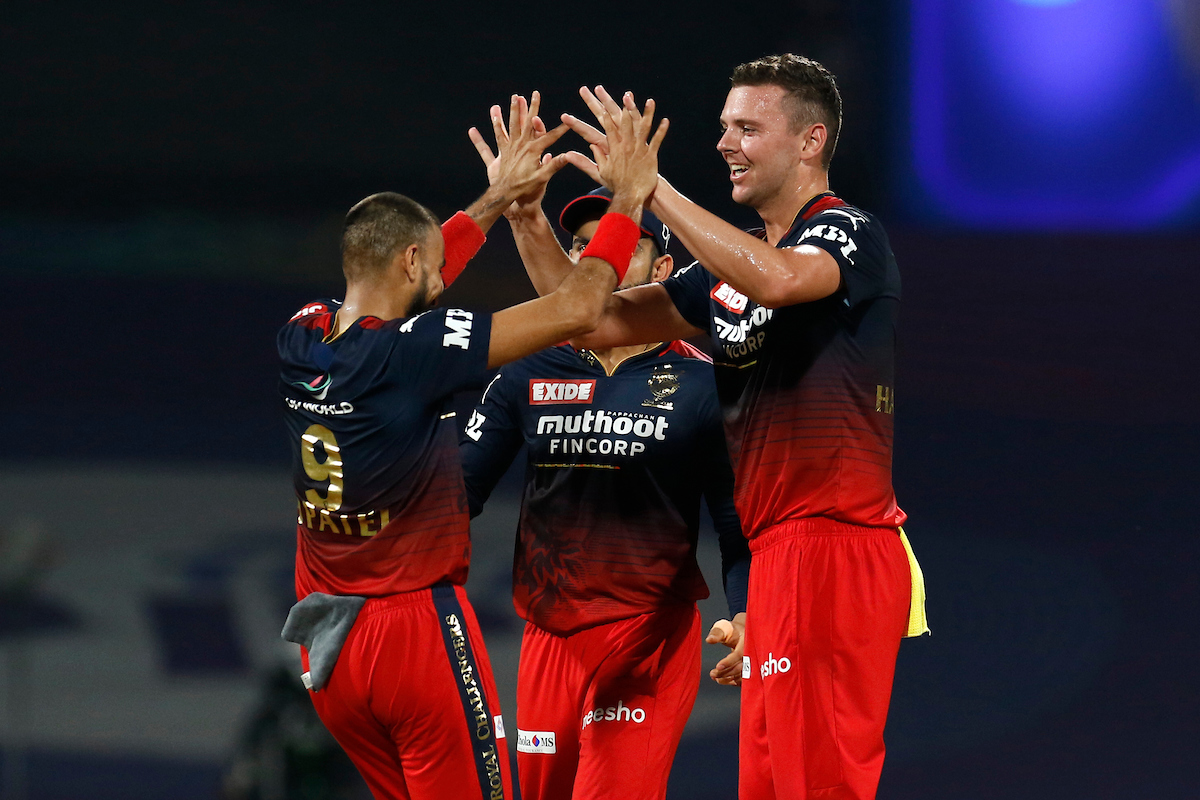 തീപ്പന്തുമായി ഹേസല്‍വുഡ് ; തകര്‍ന്നടിഞ്ഞ് ലക്‌നൗ